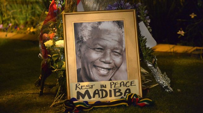 AFP_131205_1i3t2_mandela-portrait_sn1250