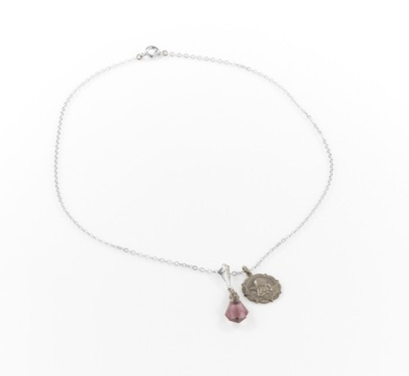 effets du fonds des Archives Arolsen, une chaîne et une médaille ayant appartenu à Alexandra Gorila.